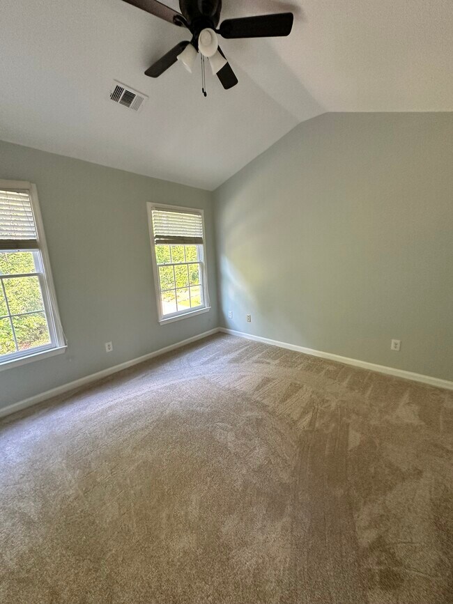 Building Photo - 420 White Rose Trce