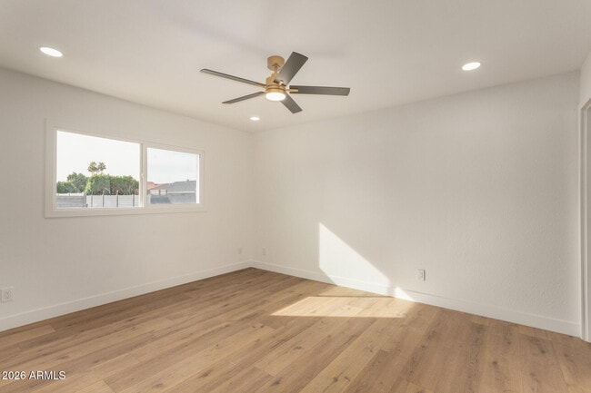 Building Photo - 516 E Greenway Dr