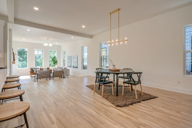 Building Photo - LIKE NEW - Beautiful 4 or 5 BR in Lockelan...