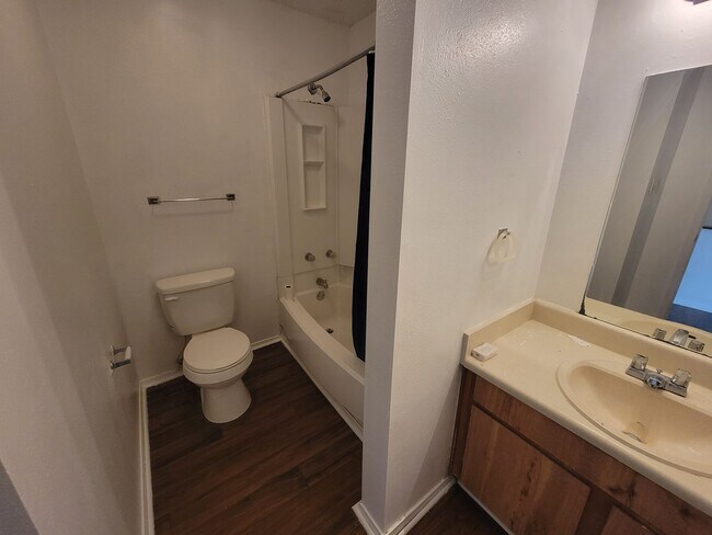 Building Photo - Commuter’s Dream Home! Live close to local food and quick interstate access