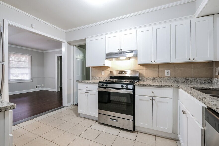 Building Photo - 1201 Valerie Woods Dr