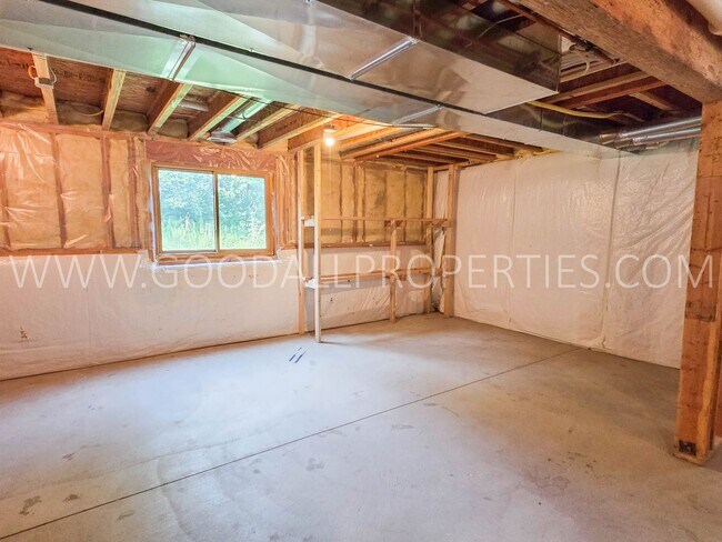 Building Photo - END OF SUMMER SPECIAL! $100 Off Rent for the First 6 Months | 4BR Urbandale Home with 3-Car Garage