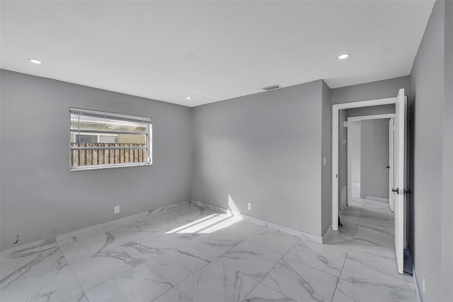 Building Photo - 4681 SW 43rd Ter