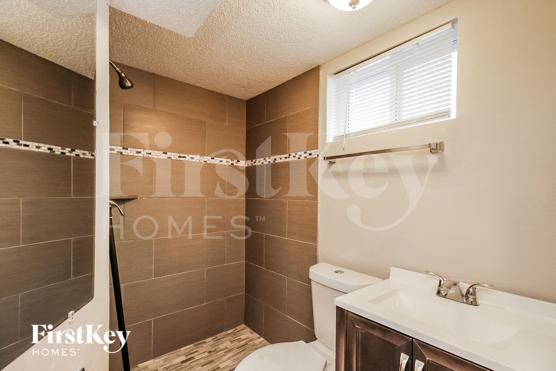 Building Photo - 4900 N Sycamore Dr