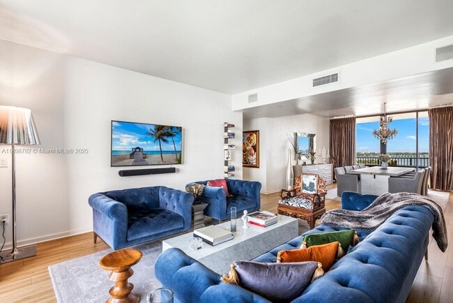 Building Photo - 1000 Venetian Way