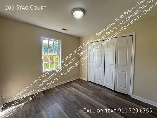 Building Photo - 205 Stag Ct