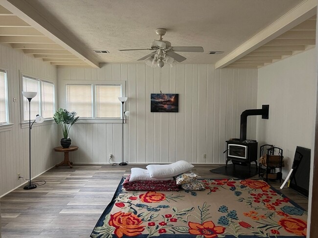 Building Photo - One Level Home! 3bed/1 bath with extra-lar...