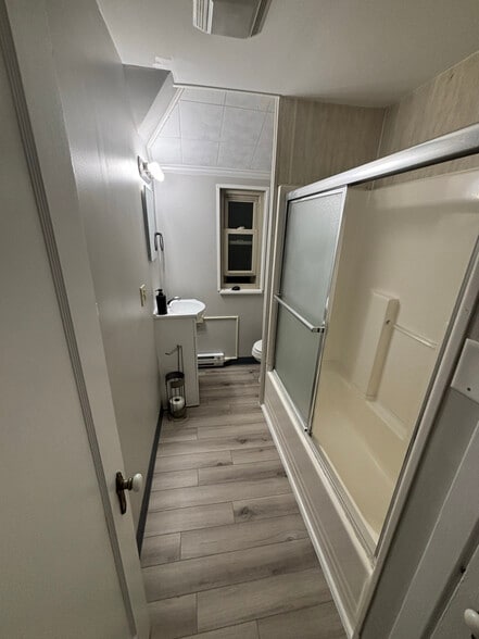 Building Photo - 126 Simpson St