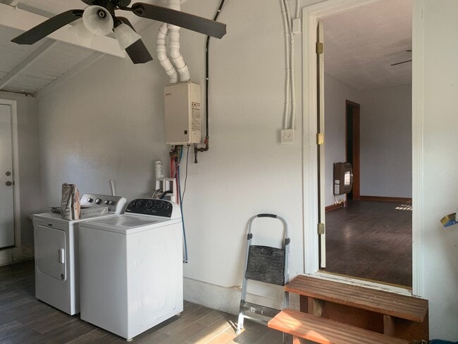 Building Photo - Charming 2-Bed with Bonus Space & Private ...
