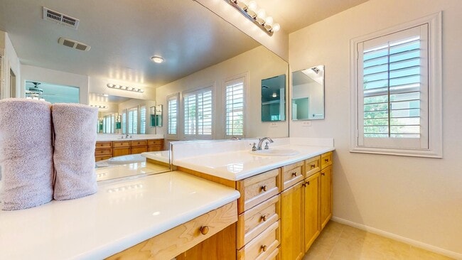 Building Photo - Beautiful 4 bedroom 3 full bath home with 2,902 Sq. FT. of living space.