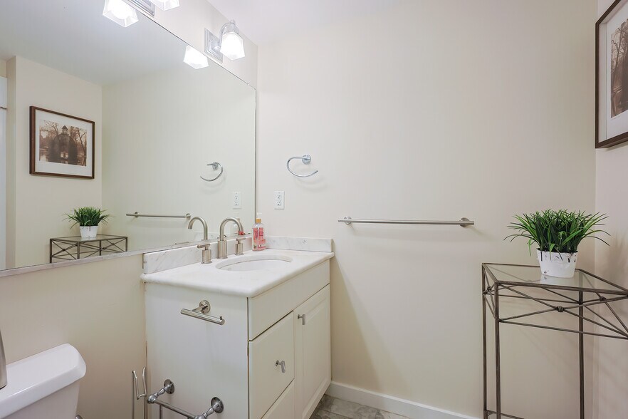 Building Photo - 15 North Beacon St