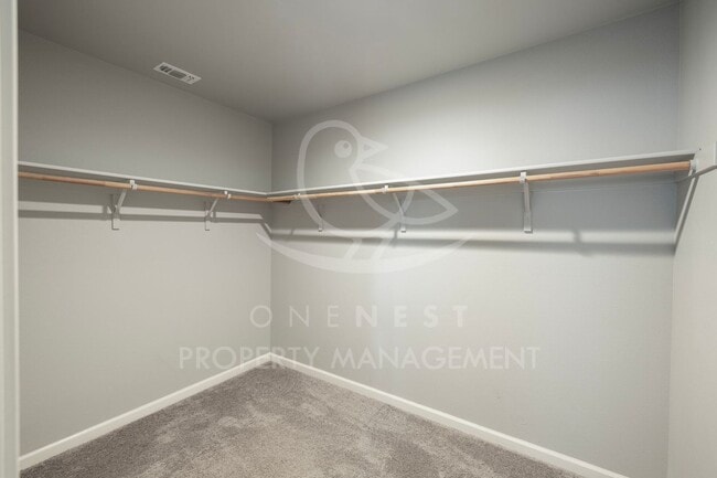 Building Photo - Beautifully maintained and modern 4-bedroom, 2-bathroom