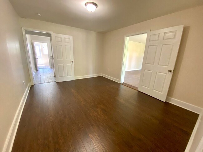 Building Photo - 3 Bedroom Home in Seneca, SC