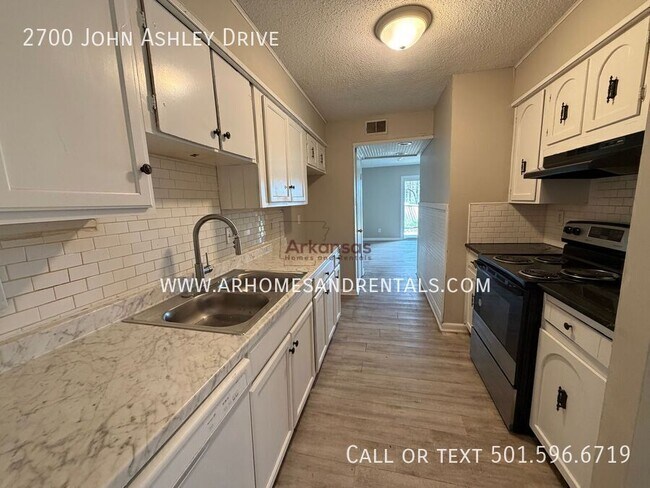 Building Photo - 2700 John Ashley Dr