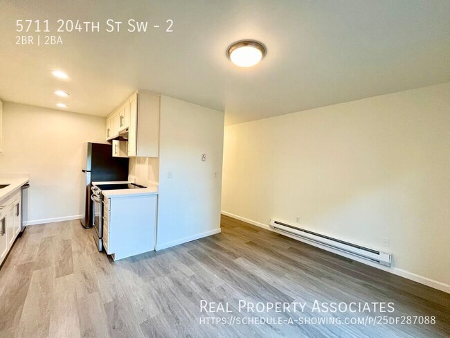 Building Photo - 2 Bed/1.5 Bath in Lynnwood! **Remodeled Ki...