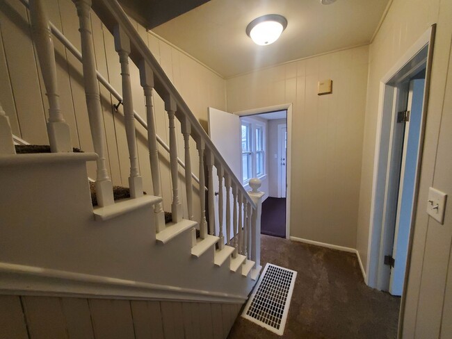 Building Photo - 4 Bedroom, 1 Bathroom home just South of Downtown!