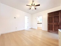 Building Photo - 725 E 81st St