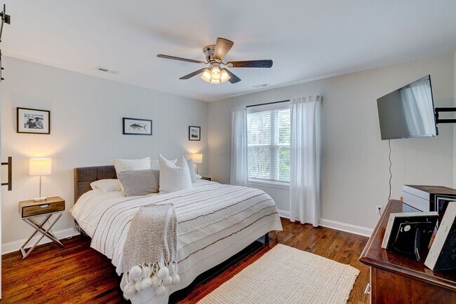 Building Photo - Midtown Rental in Forest Hills