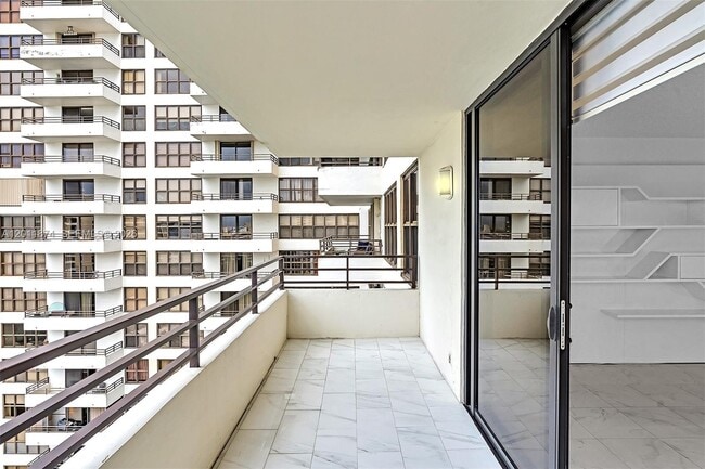 Building Photo - 2500 Parkview Dr