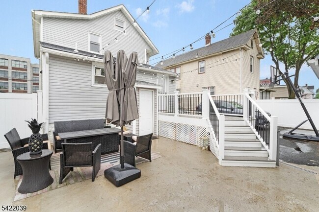 Building Photo - 60 Searing St