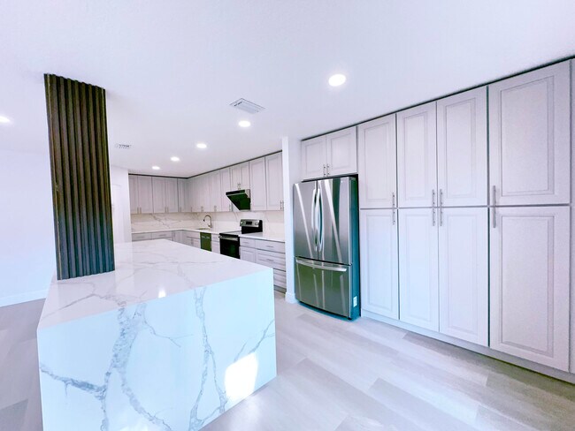Building Photo - 549 Racquet Club Rd