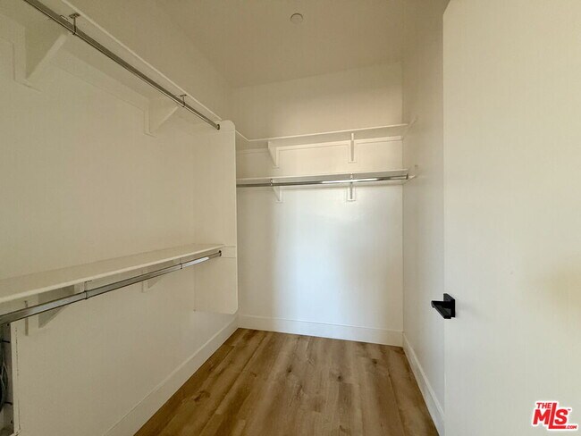 Building Photo - 5813 Lexington Ave