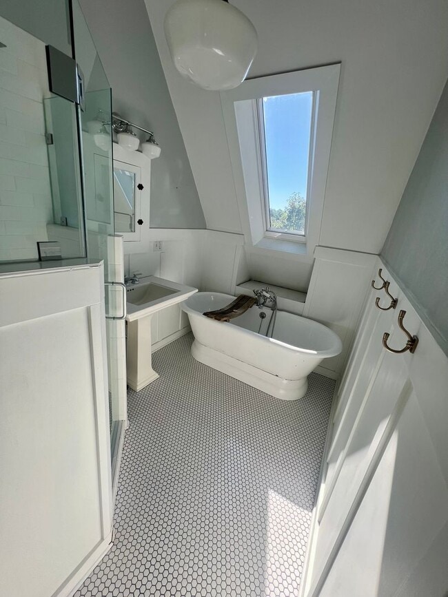 Building Photo - 4 Bedroom, 3.5 Bathroom Home - Located near Sky Lakes and Oregon Tech!