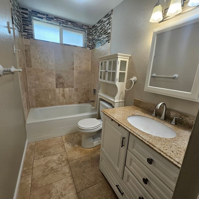 Building Photo - 1 bedroom in the heart of Lahaina