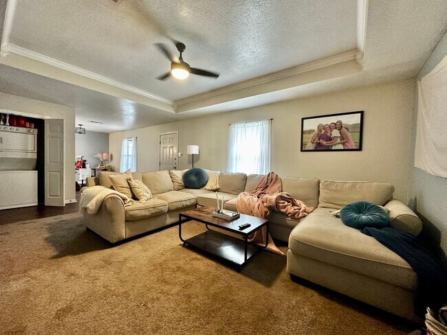Building Photo - Spacious 4/2 Walking Distance to Campus & ...