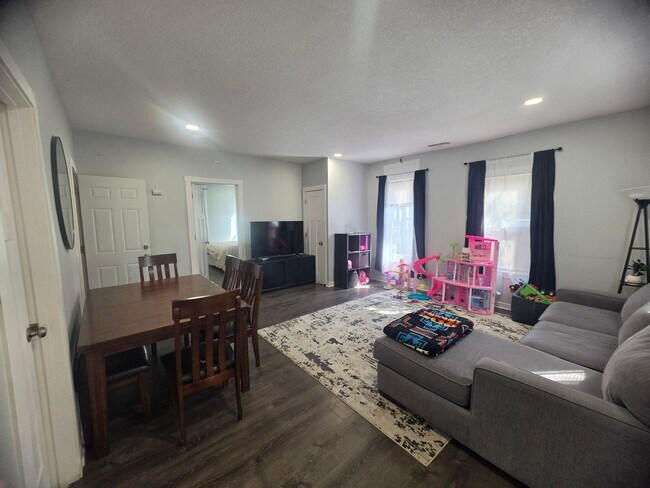 Building Photo - 626 NE Taylor St