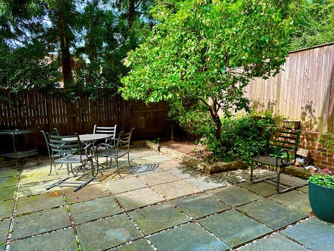 Building Photo - Sutton Place - 3 beds 2.5 baths!  Parking!...