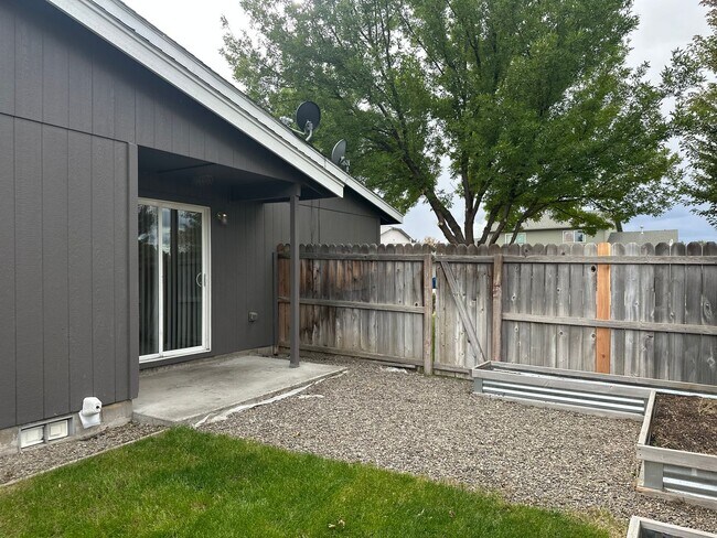 Building Photo - NE 7th St Duplex - 00000-07TH-00