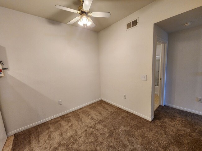 Building Photo - Fantastic, well maintained 2 bedroom condo.