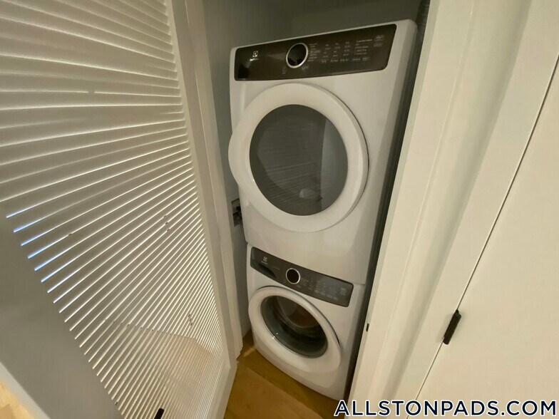 Building Photo - 83 Gardner St