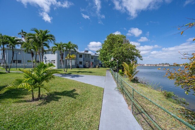 Building Photo - 1651 NE Miami Gardens Dr