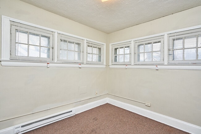 Building Photo - 5 Bedroom home available