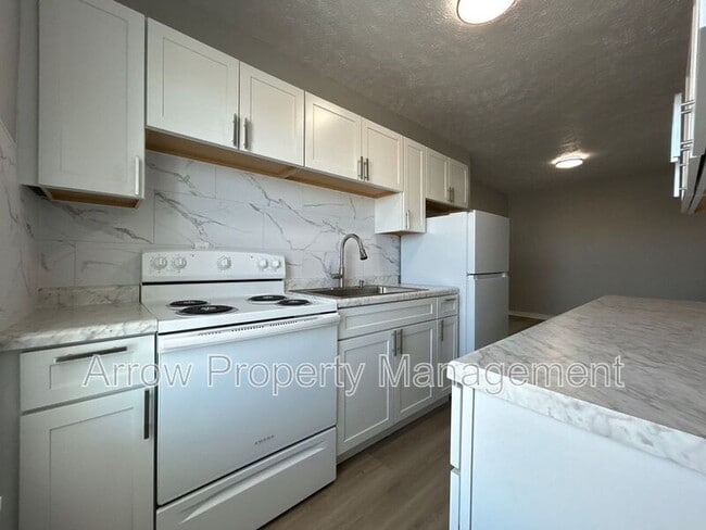 Building Photo - 723 Ella St