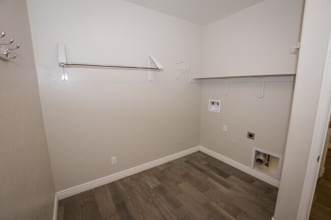 Building Photo - Executive home in The Estates at Holiday! ...