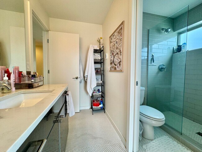 Building Photo - Ballard Townhome