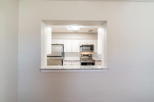 Building Photo - Beautifully updated 3/2/1 1389 Sq. Ft. wit...