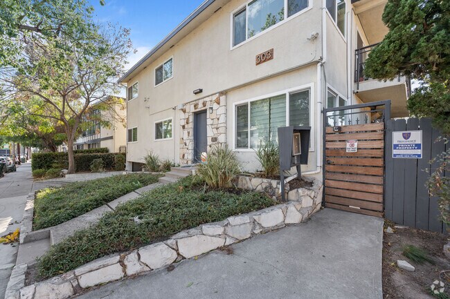 Building Photo - 303 N Oakland Ave