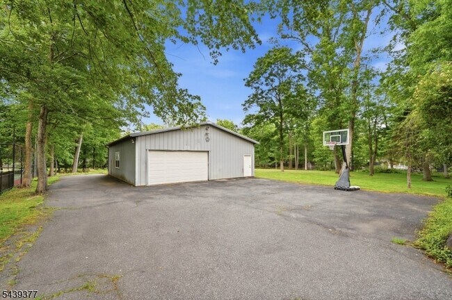 Building Photo - 47 Crossbrook Rd