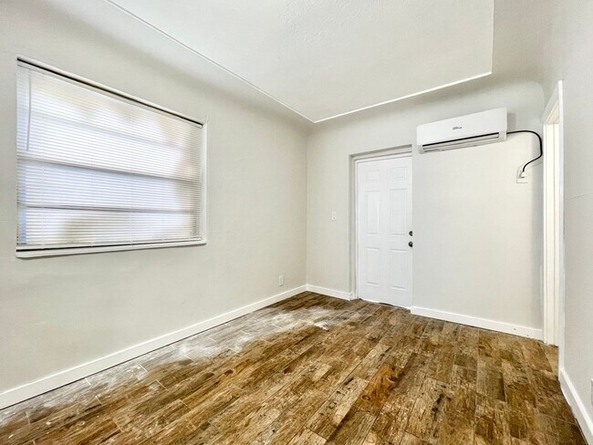 Building Photo - Studio Duplex
