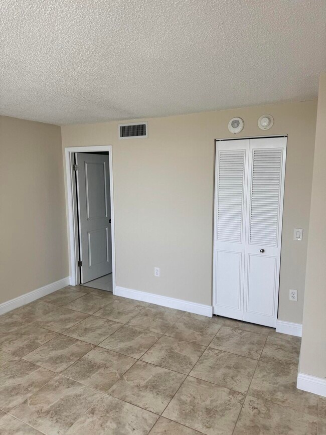 Building Photo - 5600 N Flagler Dr