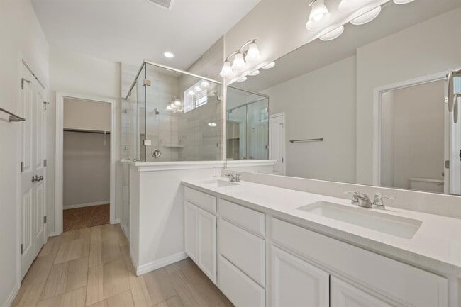 Building Photo - 700 W 6th St