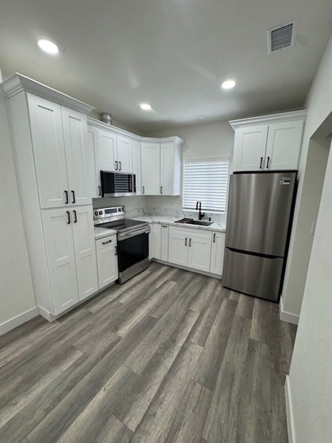 Building Photo - Beautiful Recently Remodeled 2-Bedroom ADU