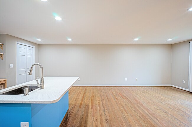 Building Photo - 9705 Locust Hill Dr