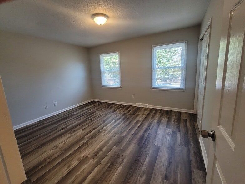 Building Photo - 105 Plaza Oaks Rd