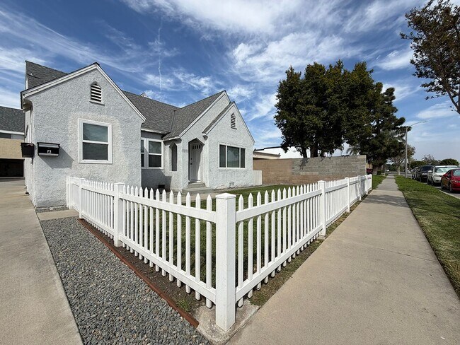 Building Photo - Alhambra Dr