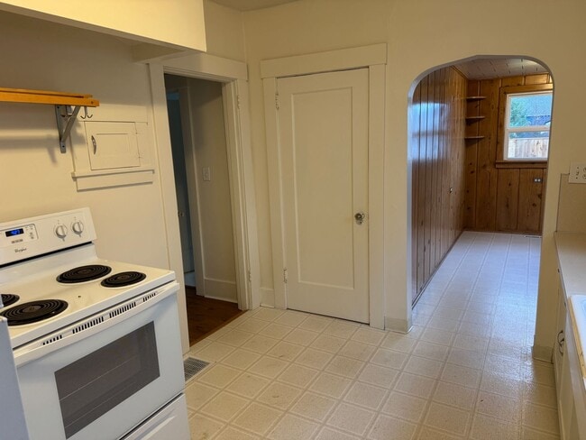 Building Photo - Charming 2 Bedroom 1 Bathroom Located in the Heart of the Beaumont-Wilshire Area!!